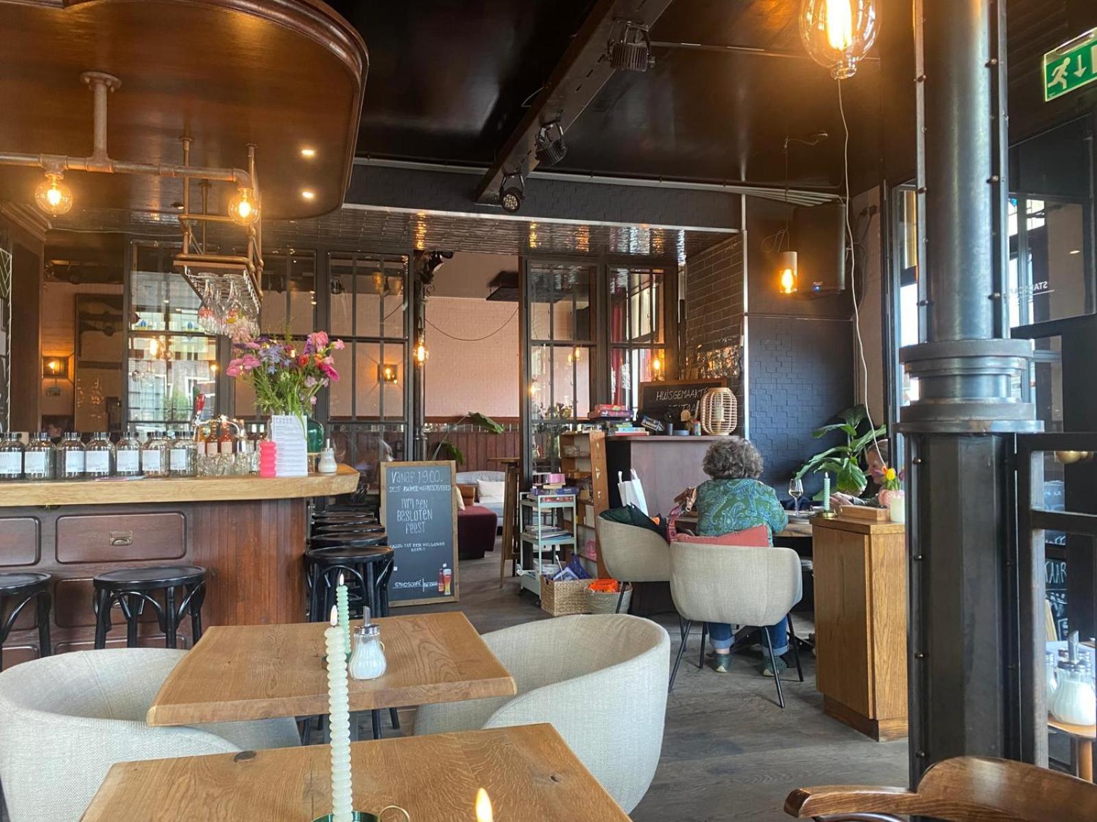 Appartement En Stadscafe De Dam L Monnickendam